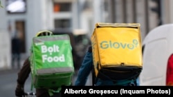 Doi livratori de la Bold și Glovo – două dintre cele mai importante companii de curierat din țară.