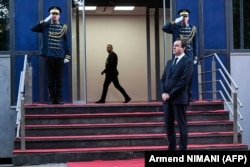 Kryeministri në detyrë i Kosovës, Albin Kurti, duke pritur një zyrtar të lartë evropian, para ndërtesës së Qeverisë, në Prishtinë.