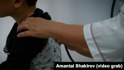 Жугуштуу оорулар ооруканасында жаткан бала. Бишкек.