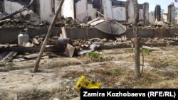 Баткендеги Достук айылындагы талкаланган үй. 