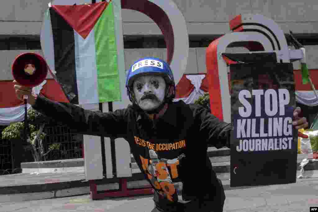 Një aktivist propalestinez mban një pankartë me fotografinë e gazetarit të Al Jazeera-s, Anas al-Sharif, i cili u vra në një sulm izraelit në Gazë, gjatë një proteste në Bandung, më 24 gusht 2025.Gjatë operacioneve izraelite kanë humbur jetën edhe shumë gazetarë, ndërsa organizatat e gazetarëve po ashtu kanë kërkuar që dhuna në Gazë të ndalet.