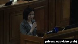 Maia Sandu vorbește pe întuneric de la tribuna Parlamentului, deoarece luminile au fost stinse pentru ca ședința să nu poată avea loc, 8 iunie 2019