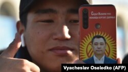 Сторонник Садыра Жапарова на митинге на площади Ала-Тоо. Бишкек, 11 января 2021 года.