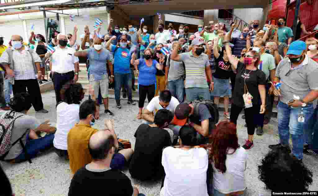 Демонстранти (ліворуч) в сидячому протесті перед працівниками Інституту радіо і телебачення (ICRT) в Гавані, 11 липня 2021 року