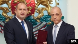 През 2020 г. президентът Румен Радев (вляво) удостои Емил Тонев (вдясно) с висше офицерско звание „бригаден генерал“.