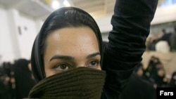 دانشجوی معترض، در جريان سخنرانی محمود احمدی نژاد در دانشگاه اميرکبير