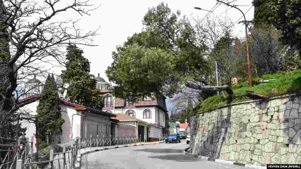 Вулиця Свердлова за часів царської Росії називалася Поштовою і Сімферопольською, а за радянських часів спочатку була Кутузовською. Віцеадмірал і граф Микола Мордвинов вважав, що &laquo;раз мені цю землю подарували, то ні вершка я нікому її не дам&raquo;. Вся територія від нинішнього автовокзалу до пам'ятника Леніна належала йому і була засаджена садами й екзотичними деревами, але, незважаючи на прохання ялтинської &laquo;мерії&raquo; виділити землю хоча б під дорогу, граф відповідав відмовою. Ось і довелося замість старої дороги біля річки будувати нові, на великій висоті, по горбах, що оточують місто біля моря. Так з'явилася і вулиця Поштова (Свердлова)