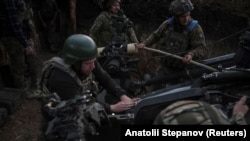 Українські військові готуються вести вогонь із гаубиці M777 на Донеччині, червень 2025 року