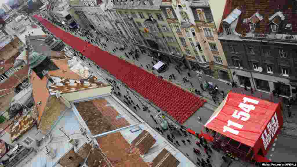 20 лет со дня начала войны в Боснии. "Красная лента Сараево" - 11 541 красный стул, по числу жертв блокады города с 1992 по 1996 годы