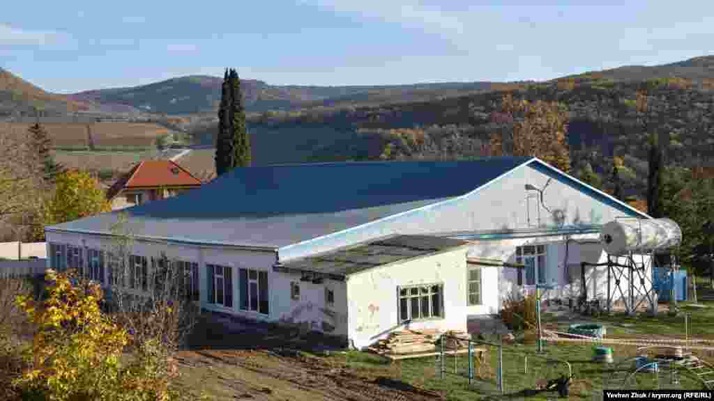 Торік російська влада на півострові хотіла об'єднати початкову школу-дитячий садок №2 в селі Рідне і навчальний заклад №59 у Тернівці, але селянам вдалося відстояти дитсадок