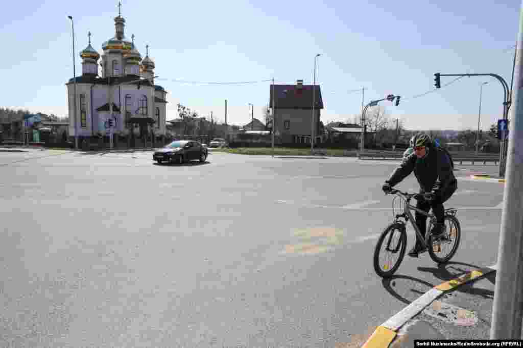 Раманаўка, прыгарад Ірпяня, на першым фота людзей эвакууюць з ахопленага вайной гораду.Зьлева — фота 7 сакавіка 2022 году, справа — з сакавіка 2025 году