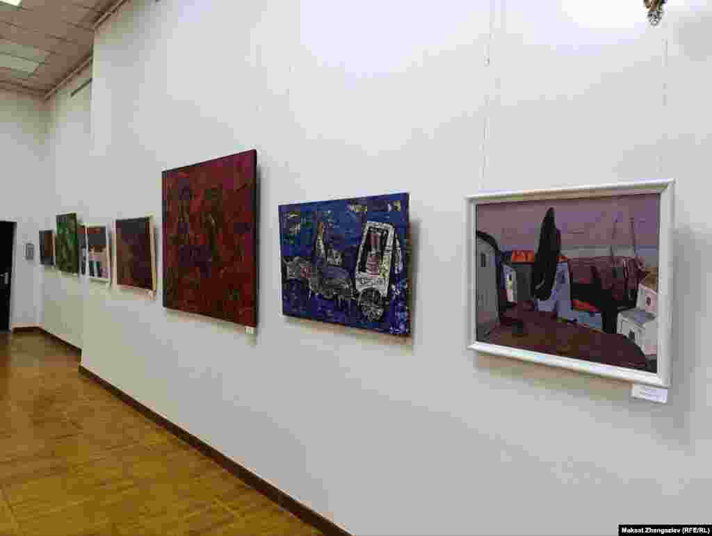 Сүрөтчү Сансыз Мирзираимов 1982-жылы 5-февралда Аксы районуна караштуу Кош-Дөбө айылында туулган. 1999-жылы орто мектепти аяктагандан кийин Бишкекке келип, Чуйков атындагы төрт жылдык сүрөт окуу жайынын живопись бөлүмүндө окуган. Абдрай Осмонов, Алыкул Биймырзаев, Бектен Усубалиев өңдүү белгилүү сүрөт чеберлеринен сабак алган. Кыргызстанда жана чет өлкөлөрдө бир нече көргөзмөлөрүн уюштурган. Учурда Бишкектеги Евразиялык Эл аралык Университетте дизайнерлик багытта билим алып жатат.