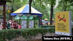 Panou informativ amplasat în fața unui teren de joacă din centrul Chișinăului, în cadrul campaniei naționale de renunțare la fumat a Ministerului Sănătății.

