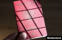 Во время проверки документов оккупанты проверяют мобильные телефоны на наличие в них VPN