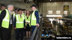 Татарстан президенты Рөстәм Миңнеханов (уртада) АКШта "Boeing" ширкәтенең эшчәнлеге белән таныша.