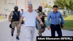 Курсана Асанова ведут в суд для избрания меры пресечения. 16 сентября 2021 года. 