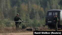 Beloruski vojnik drži dron tokom zajedničkih rusko-beloruskih vojnih vežbi u septembru 2025.