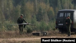 Un militar belarus ține o dronă în timpul exercițiilor militare comune ruso-belaruse de luna trecută. 