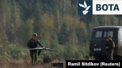 Një ushtar bjellorus mban një dron gjatë stërvitjeve të përbashkëta ushtarake ruso-bjelloruse muajin e kaluar.