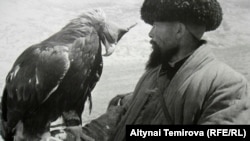 Мүнүшкөр.  Элла Майярдын сүрөтү. 