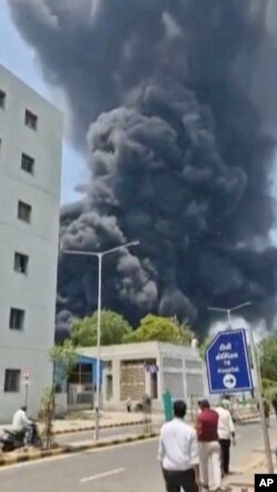 Coloană de fum după prăbușirea aeronavei.