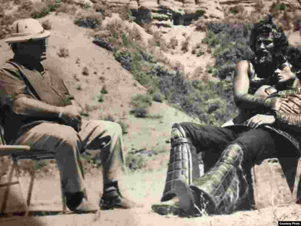 Саҳнаи марги Сӯҳроб аз рӯи филми "Рустаму Сӯҳроб". Дар акс: режиссер Борис Кимёгаров ва ҳунарпешаҳо Бимбулат Ватаев ва Ҳошим Гадоев