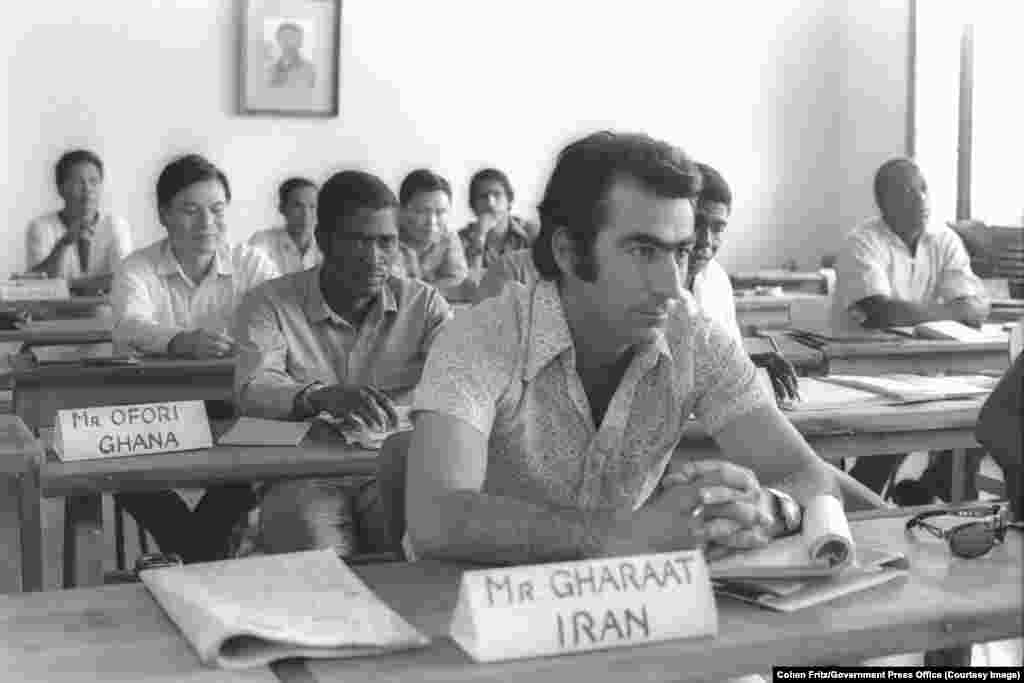 1971 йилда Тель-Авив шимолида жойлашган Бейт Берл таълим муассасасида Яқин Шарқ ва Африкадан келган эркаклар қишлоқ хўжалиги бўйича маъруза тингламоқда.