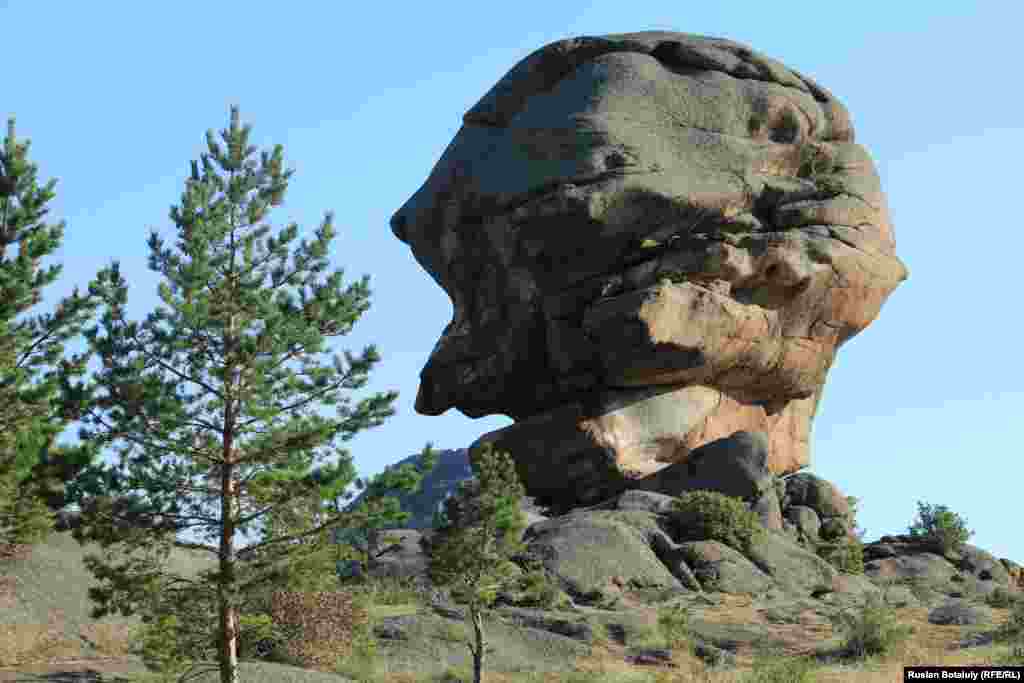 Кемпиртас (камень "Баба-Яга") - одна из местных достопримечательностей. В Баянаульском национальном парке много каменных глыб причудливой формы, напоминающих очертания фигур людей или животных. Эти камни формировались на протяжении веков, а может быть, тысячелетий под воздействием ветра, солнечных лучей и осадков.