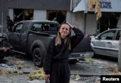 Млада жена в близост до сградата на Британския съвет, която също беше засегната от руската атака над Киев. 28 август 2025 г.