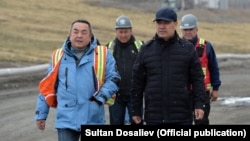 Президент Садыр Жапаров жана “Кумтөр Голд Компани” ишканасынын убактылуу тышкы башкаруучусу Тенгиз Бөлтүрүк. Кумтөр, Ысык-Көл, Кыргызстан. 15-июнь, 2021-жыл.