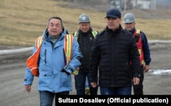 Президент Садыр Жапаров (справа) и внешний управляющий Тенгиз Болтурук на руднике Кумтор. 15 июня 2021 года.