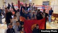 Басызбек Баратов беттештен соң менеджери жана жердештери менен. АКШ. Пенсилвания штаты. 17-май, 2021-жыл.