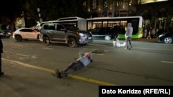 რუსთაველის გამზირი. 22 ოქტომბერი. მოქალაქეები გზის გადაკეტვას ცდილობენ.