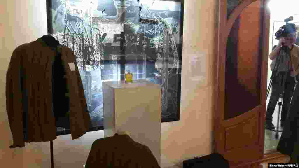 Алмагүл Меңлібаеваның "Шанель № 5" деп аталатын инсталляциясына АЛЖИР (Карлаг құрамындағы "отанын сатқандардың әйелдеріне арналған Ақмола лагері") тұтқыны болған әйелдің тағдыры негіз болған. Совет билігі кешкі сәнді көйлек киіп, француз әтірін себінген ол әйелді театрда тұтқындап, лагерьге қамаған.