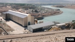 Порлумони Тоҷикистон аз тарҳи тағйирот ба созишномае ҷонибдорӣ намуд, ки он бахшиш ё аз эътибор соқит намудани қарзи "Барқи тоҷик"-ро назди нерӯгоҳи "Сангтуда-1" ва дар иваз тамдиди муҳлати истифодаи ин нерӯгоҳро аз сӯи Русия пешбинӣ мекунад.