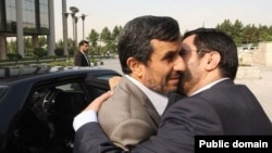 روبوسی سعید مرتضوی با محمود احمدی‌نژاد