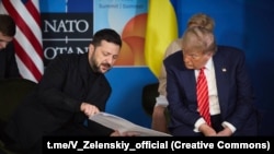 Președintele ucrainean Zelenski cu omologul său american Trump în marginea summitului NATO de la Haga, 25 iunie 2025. 