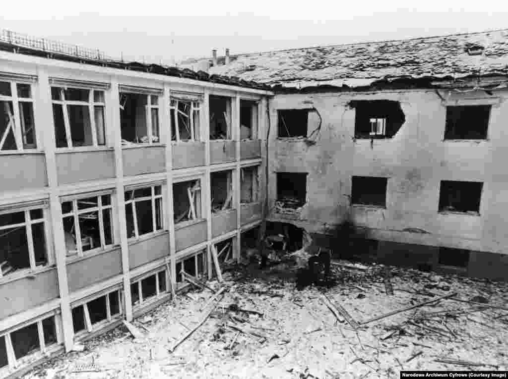 1981 жылғы ақпанда Азат Еуропа/Азаттық радиосының Мюнхендегі кеңсесінде бомба жарылды.Азат Еуропа/Азаттық радиосы ғимараттары мен қызметкерлеріне жасалған қастандықтар тізбегі бұл ақпарат құралының қаншалық тиімді екенін көрсетті.1981 жылғы бомба жарылысы кезінде Азат Еуропа/Азаттық радиосының Мюнхендегі штаб-пәтерінің бір бұрышы қирап қалды. Салдарынан бірнеше қызмет жапа шекті.Бұл жарылысты Румынияның коммунистік билеушісі Николай Чаушеску қаржыландырып, оны венесуэлалық Ильич Рамирес Санчес іске асырғаны айтылады. Атышулы венесуэлалық марксист белсенді "Шиебөрі Карлос" деп танылған.