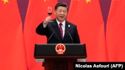 Chinese President Xi Jinping proposes a toast at the end of his speech during the welcome banquet for leaders attending the Belt and Road Forum in Beijing on April 26, 2019.
