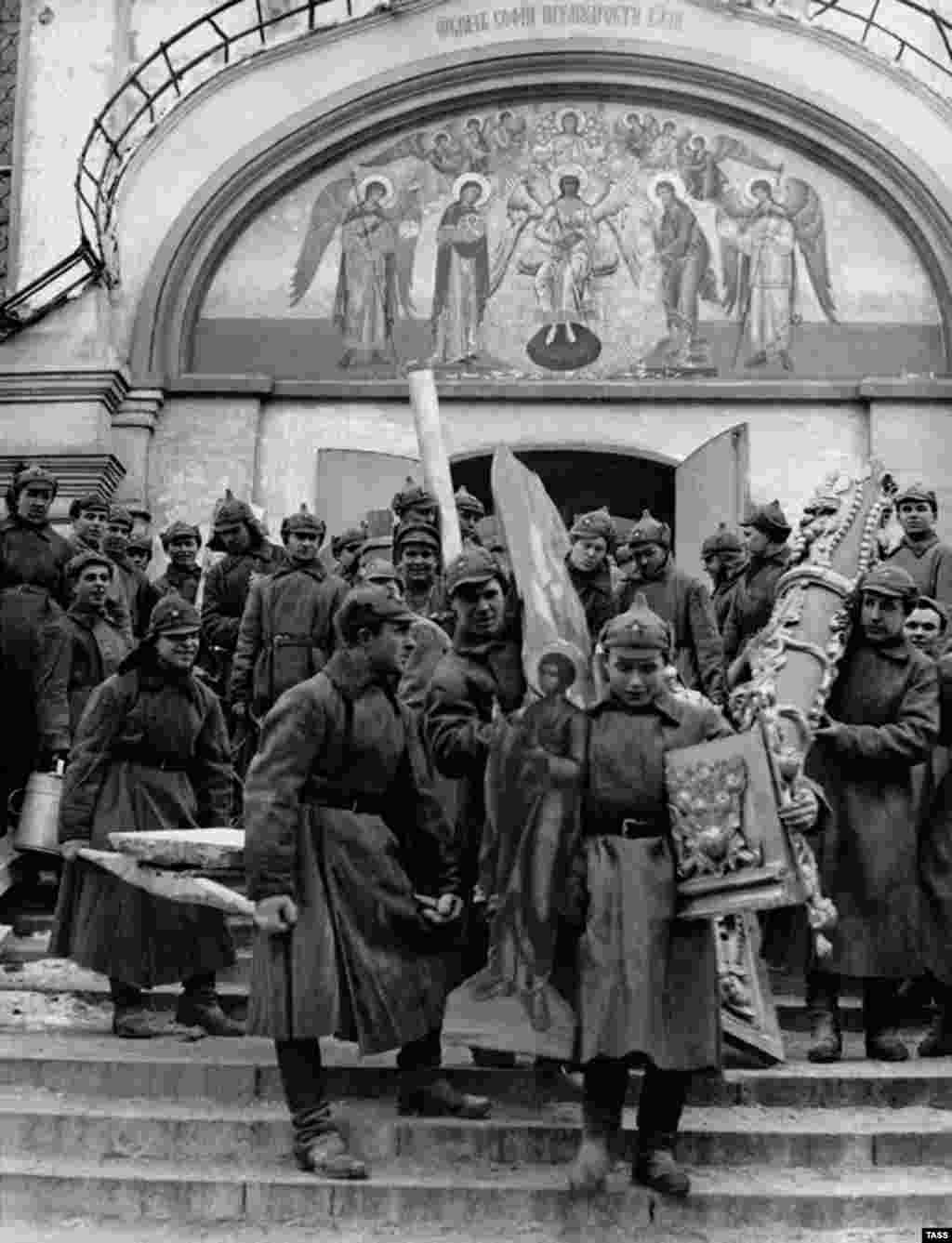 Communists in budyonovkas loot a&nbsp;Moscow monastery&nbsp;in 1923. The caps were used mostly through Russia's winter months, but the budyonovka's relatively thin felt was proving insufficiently warm for hard frosts.&nbsp;
