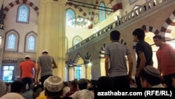 Balkanabadyň iki metjidiniň ymamlary juma namazyna baran raýatlara ýüzlenip, ilatyň Täze ýyl baýramçylygynda uly isrip edýändigini we ýurduň býujetine zyýan ýetirýändigini bellediler. (Arhiw suraty)
