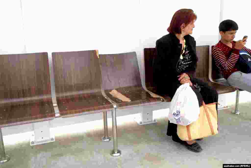 Oguzhan köçesiniň ugrundaky duralga. Bu ýerde hem döwlen oturgyjy görüp bolýar.