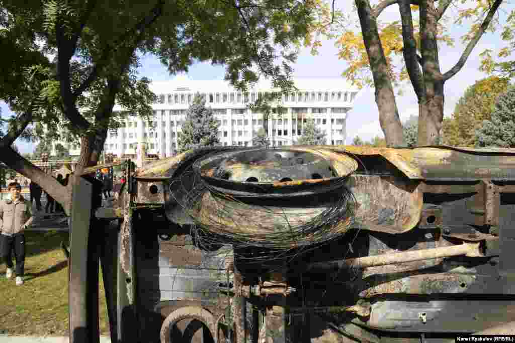 Прямо напротив здания ЖК лежит на боку &laquo;Нива Тайга&raquo;.