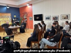 სასულიერო პირები თბილისის საჯარო სკოლების მოსწავლეებს ესაუბრებიან თავისუფლებაზე. 2024 წლის დეკემბერი.