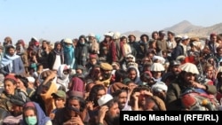 په خوست کې یوشمېر وزیرستاني کډوال د نغدي او نورو مرستو ترلاسه کولو لپاره د انتظار پر مهال - پخوانی انځور.