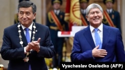 Президент Сооронбай Жээнбеков жана экс-президент Алмазбек Атамбаев.
