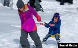 Найла Тава катает девочку из Арсланбоба.