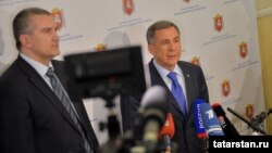 Кырымның үзешчән хөкүмәте башлыгы, "Гоблин" кушаматлы Сергей Аксенов һәм Татарстан президенты Рөстәм Миңнеханов 5 мартта Акмәчеттә үткән очрашудан соң журналистлар сорауларына җавап бирә