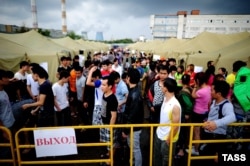 Задержанные мигранты в палаточном депортационном лагере. Москва, 5 августа 2013 года.