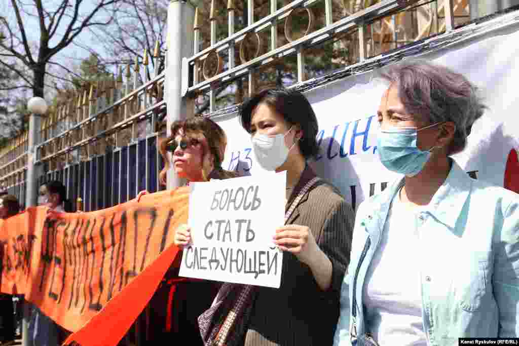 Кыздар менен жашы улуурак айымдар бир катарга тизилип нааразычылык билдиришти.